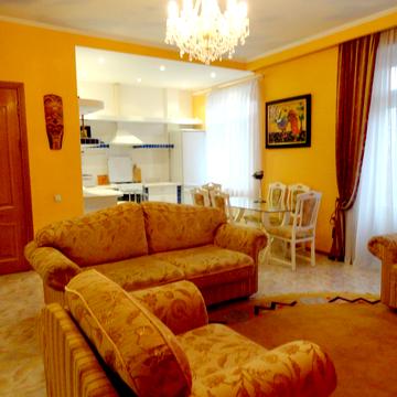 Академіка Богомольця вул., 3