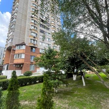 Анни Ахматової вул., 18