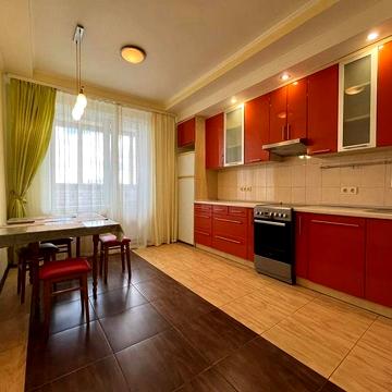 Анни Ахматової вул., 18