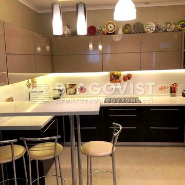 Продається просторна квартира біля ст.м. Звіринецька