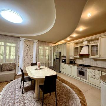 Трехкомнатная квартира в доме коттеджного типа на СухомФонтане.+гараж