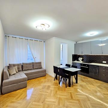 Володимира Івасюка вул., (Будинок)