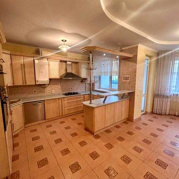 Продається простора 3-кімнатна квартира з ремонтом в центрі міста!