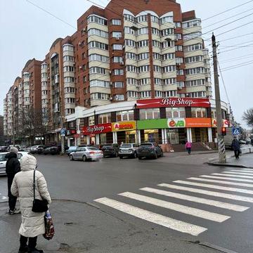 Продам простору 3-кімнатну квартиру в центрі міста