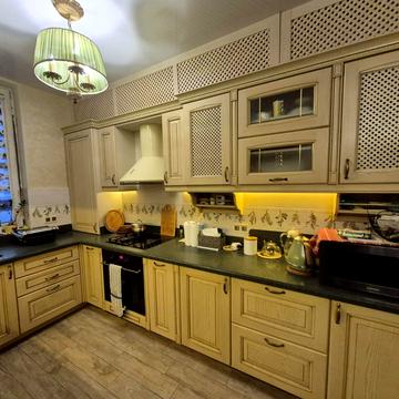 Черкаська вул., 10