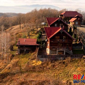 Будинок із зрубу з панорамою на українські вершини