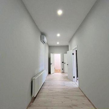 Здається трикімнатна велика квартира