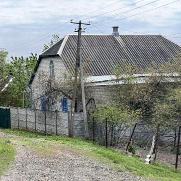 Продаю цегляну дачу з гаражем, садом і літньою кухнею