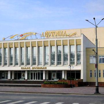 Центр. Палац Дозвілля "Листопад"вул. Соборності. Частина Будинку. Торг