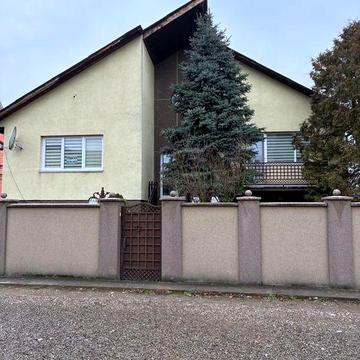 Доглянутий двоповерховий будинок у чудовій локації