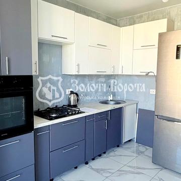 Героїв Небесної Сотні просп., 16/26