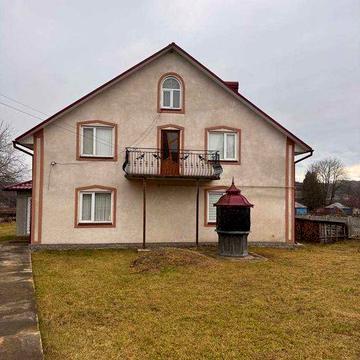 Домоволодіння з магазином у с. Брусниця