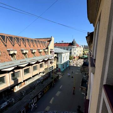 Квартира на центральній вулиці міста з паркомісцем