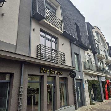 Здається двохкімнатна в центрі міста.