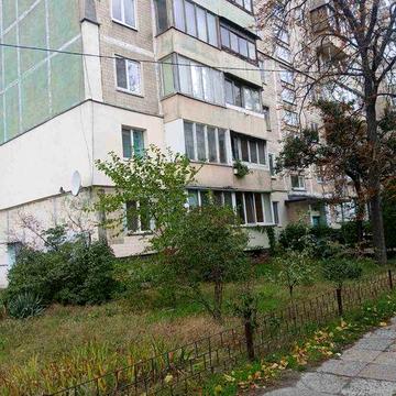 Продам двухкімнатну на Русановці, бул. Шамо 20 метро 12 хвилин