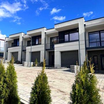 Власник продає. 2 поверхові таунхауси з ділянкою на 4 сотки