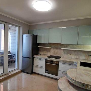 Оболонь, продаж, власник. Генератор на ліфти