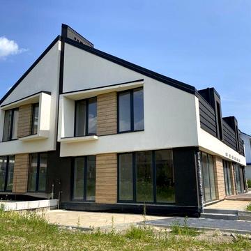 Стильний дуплекс 180 м2 з терасою та 2 паркомісцями