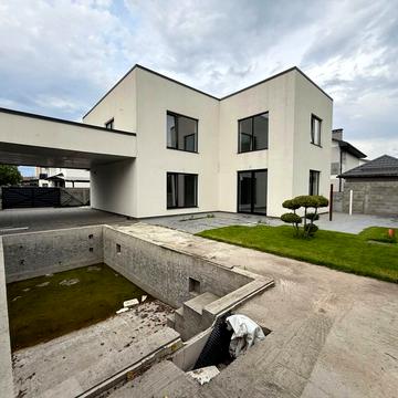 Грушевського вул., 33