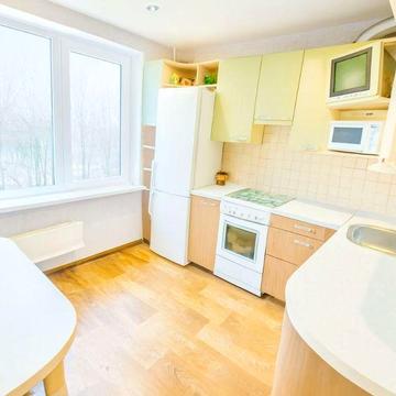 Світла 2 кім кв-ра в гарному стані з Меблями та Технікою  !