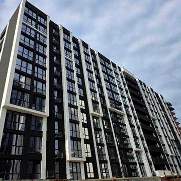 ЗДАНА 1-кімнатна біля МІСЬКОГО ОЗЕРА!