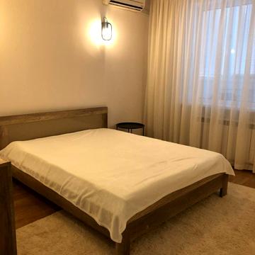 Дніпровська набережна вул., 19