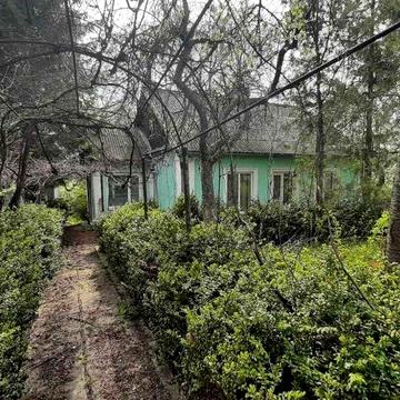 Ексклюзивна земельна ділянка з будинком у центрі міста