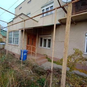 Продається двоповерховий будинок у центрі міста по вул. Стрільнична