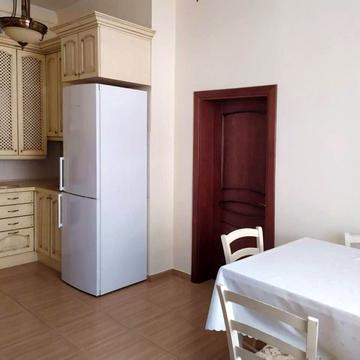 Сергія Єфремова вул., 7