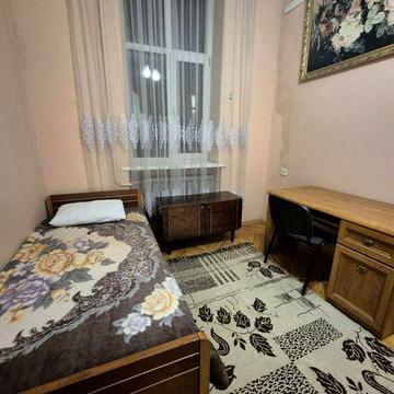 Здається трьох кімнатна квартира в центрі.