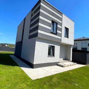 Продається приватний будинок в селі Гатне під Києвом.