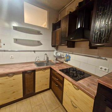 Оренда просторої 2к квартири з балконом біля метро