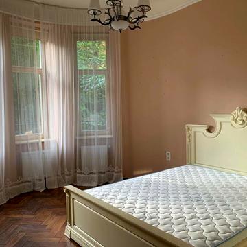 Хорватська вул., 19