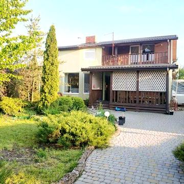 Дачний комплекс із банею біля води