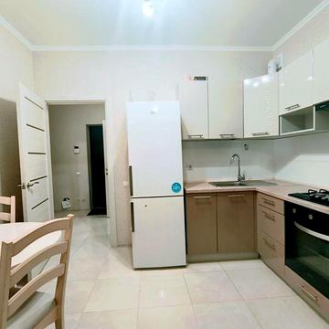 З двома диванами 1 кімнатна кв в центрі ЖК Софія