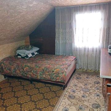 Здається другий поверх в приватному будинку в р-ні шкільної.