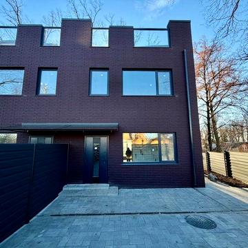 Таунхаус в центрі міста Буча з терасою та власним двором під ремонт