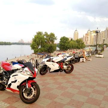 Володимира Івасюка просп. (Героїв Сталінграду), 4