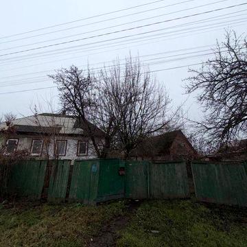 Продаж 1/2 частки житлового будинку з господарськими будівлями та спор