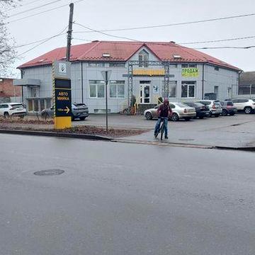 Продам 1/2 будинку з окремим двором по вул. Любецька