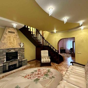 Продаж 5-кімнатного житлового будинку поблизу міста