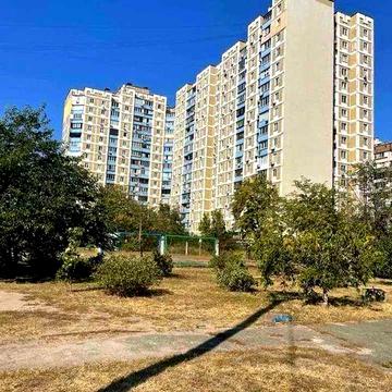 Продам велику  2кім. кв-ру в гарному жилому стані вул Милославська,31Б