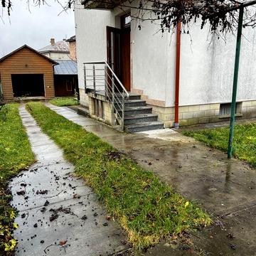 Оренда першого поверху будинку та подвірʼя