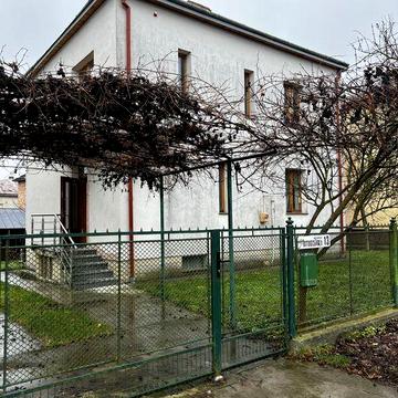 Оренда першого поверху будинку та подвірʼя