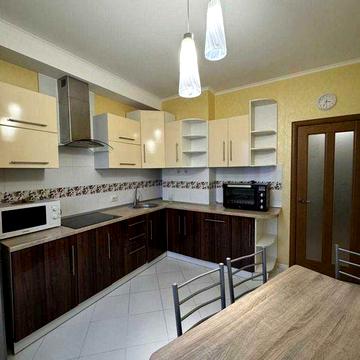 Драгоманова 6/1 Квартира вільна вже. Оперативний перегляд. Є генератор