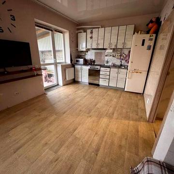 Оренда таун хауз з окремим входом . Паркомісце