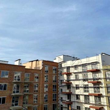 Квартира з балконом на сонячну сторону