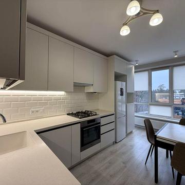 Світла 1 к біля Центрального парку.Є гардероб,4 поверх,газ!