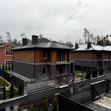 Великий будинок для великоі сімʼї. Під чистове оздоблення.