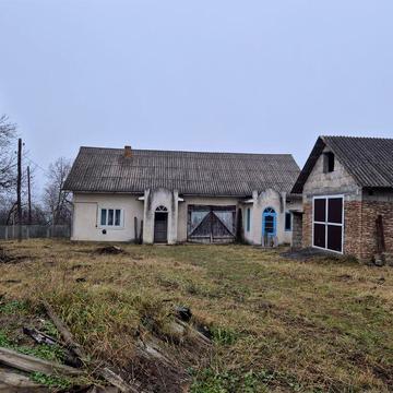 Будинок в центрі  села  Поляна Дністровський район Чернівецька обл.